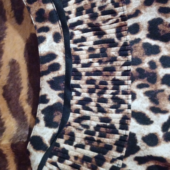 Isaac Mizrahi leopard print blouse, M - Picture 7 of 8